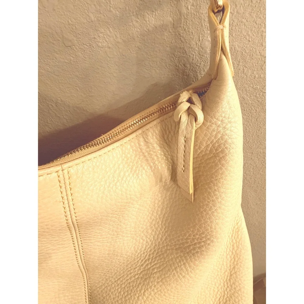 Dooney & Bourke‎ Vintage Cream Pebbled Leather Hobo Shoulder Bag Gold Hardware